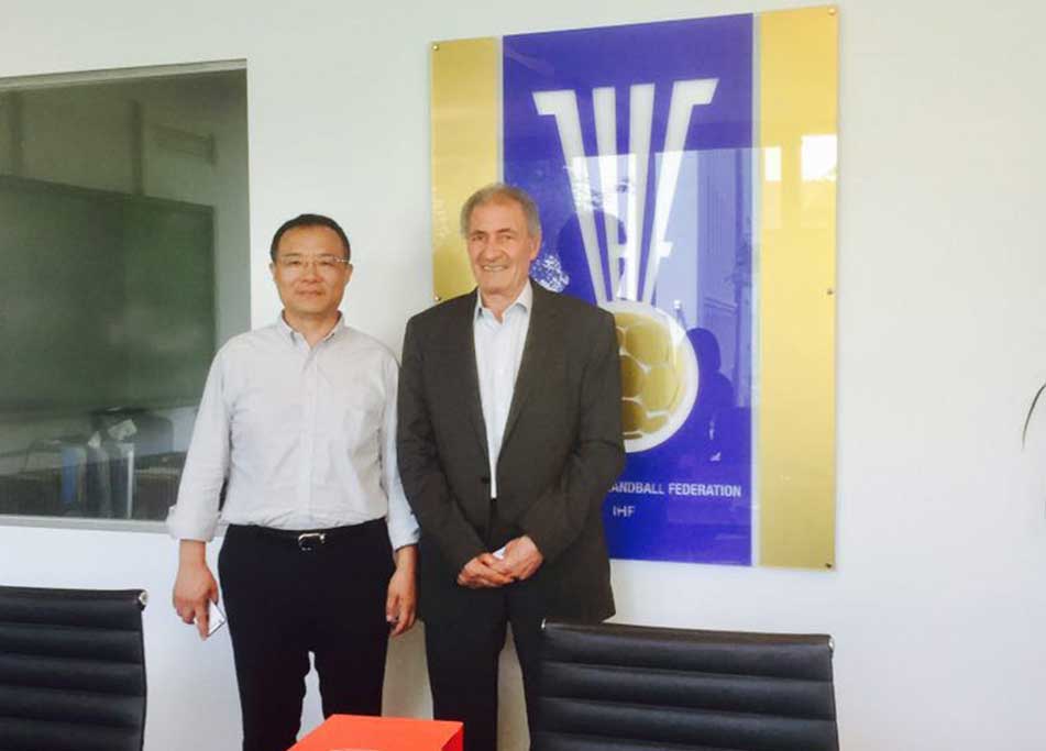 董事長李郁與國際手球聯(lián)合會主席 Dr Hassan Moustafa先生合影